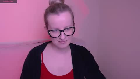 Mia online show from November 21, 2025, 6:45 am