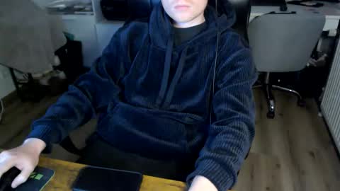 Snapshot of vaslo08 chatting on April 22, 2026, 5:25 pm Vaslo online show from April 22, 2026, 5:25 pm
