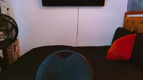 velk_hot1 online show from May 11, 2026, 4:04 pm