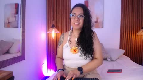 Snapshot of velvet_curly chatting on April 29, 2026, 12:31 pm Emma Curly online show from April 29, 2026, 12:31 pm