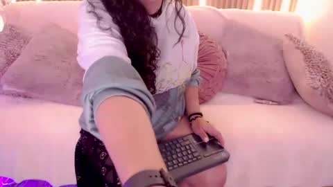Snapshot of velvet_curly chatting on May 8, 2026, 12:32 pm Emma Curly online show from May 8, 2026, 12:32 pm