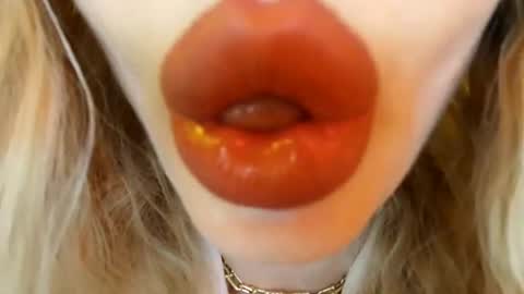 Snapshot of velvet_kissx chatting on May 10, 2026, 8:14 pm Uma online show from May 10, 2026, 8:14 pm