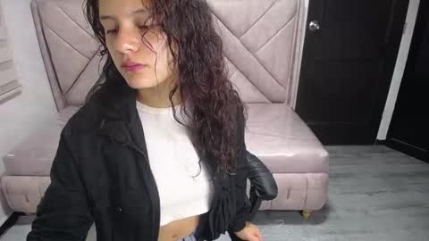 velvet_moon_v online show from October 9, 2025, 1:09 pm