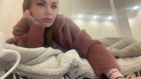 velvetqueen99 online show from April 15, 2026, 7:32 pm