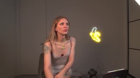 VelvetTGirl online show from April 4, 2026, 6:44 am