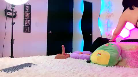 velvetvibes_ online show from April 6, 2026, 2:42 am