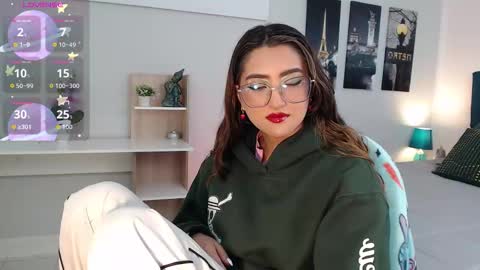 Snapshot of venus_steffen chatting on October 2, 2025, 12:45 pm Mia online show from October 2, 2025, 12:45 pm