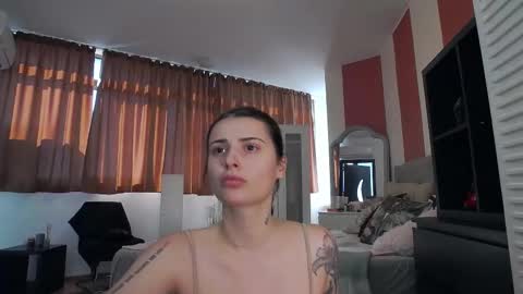 venusinylons online show from November 3, 2025, 11:33 am