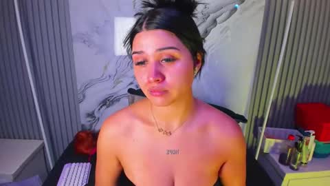 Venusowen  online show from April 18, 2026, 8:31 pm