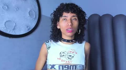 venuss_03 online show from September 24, 2025, 3:43 am