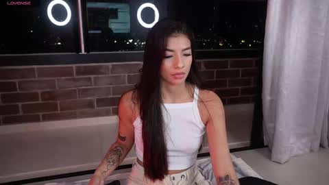 vero_cam online show from February 19, 2025, 1:29 am