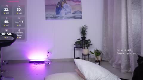 vero_cam online show from October 30, 2025, 3:52 am