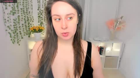 Snapshot of via_lattea_ chatting on May 29, 2026, 8:12 am Camilla online show from May 29, 2026, 8:12 am