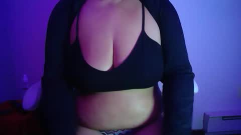 vibe_xxxo online show from March 13, 2026, 4:41 am