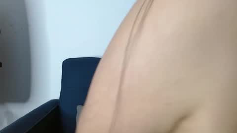Snapshot of vicno_couple chatting on May 1, 2026, 2:05 am david and emma online show from May 1, 2026, 2:05 am