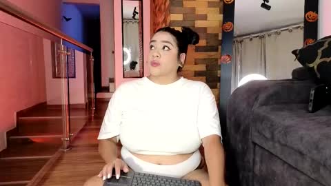 Victoria Serna  online show from October 7, 2025, 2:53 am