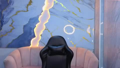 victoria_castillo_b online show from April 20, 2026, 7:48 pm