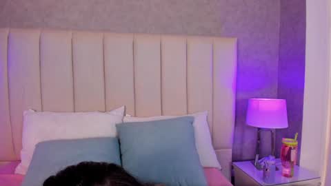  Victoria Lozano  online show from February 8, 2025, 12:50 pm