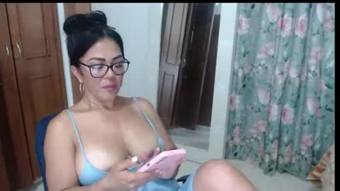 Snapshot of victoria_milf06 chatting on June 19, 2026, 4:06 am victoria online show from June 19, 2026, 4:06 am