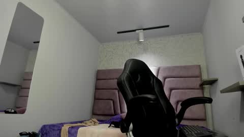 Vicky  online show from November 4, 2025, 7:13 pm