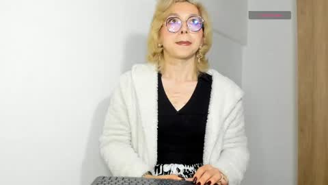 Snapshot of victoria_qq chatting on May 24, 2026, 9:53 pm D A N I online show from May 24, 2026, 9:53 pm