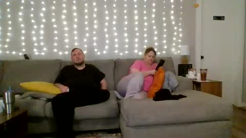 Victoria and Jesse online show from November 9, 2025, 8:01 am