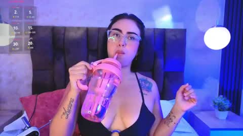 Snapshot of victoriaandrade chatting on April 28, 2026, 12:21 pm Victoria Andrade online show from April 28, 2026, 12:21 pm