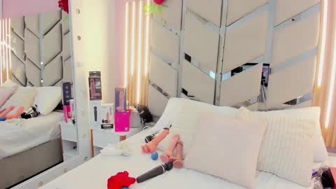 Victoria Moon  online show from September 20, 2025, 9:21 am