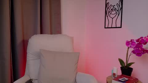 VictoriaNova online show from December 22, 2025, 8:06 pm