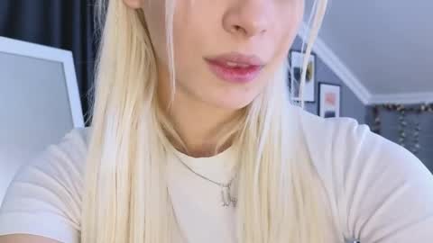 Snapshot of vienna_gones chatting on April 14, 2026, 12:11 pm Eva online show from April 14, 2026, 12:11 pm
