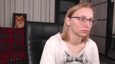 Snapshot of vikaericka chatting on May 19, 2026, 1:22 am Vika online show from May 19, 2026, 1:22 am
