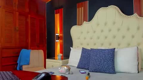 vikiTomson online show from May 27, 2026, 1:08 pm