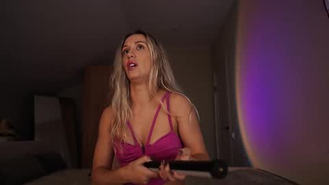 VIKKI online show from November 11, 2025, 12:05 pm