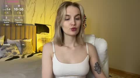 Snapshot of vikky_moon chatting on April 23, 2026, 1:40 am Vikky online show from April 23, 2026, 1:40 am