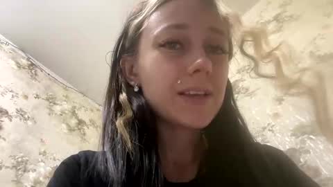 Snapshot of viktoria9898 chatting on May 18, 2026, 12:18 am Sweett online show from May 18, 2026, 12:18 am