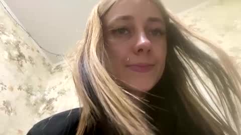 Snapshot of viktoria9898 chatting on June 2, 2026, 12:56 am Sweett online show from June 2, 2026, 12:56 am