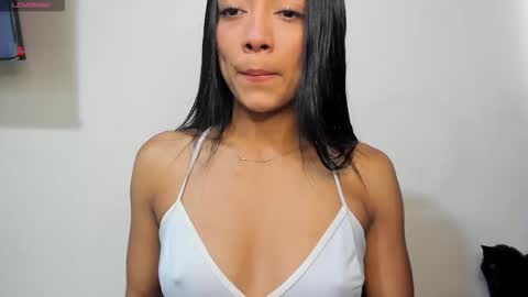 Snapshot of vinaly_y chatting on November 17, 2025, 10:15 pm Vinaly online show from November 17, 2025, 10:15 pm