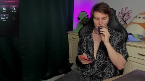 Vincent Strong online show from October 26, 2025, 8:42 am