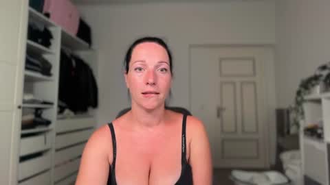 Vio online show from August 2, 2026, 9:02 pm