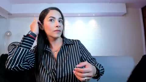 Snapshot of violeet_scott chatting on November 19, 2025, 10:37 am Violett Everyday From 0530 to 1430 Col Time online show from November 19, 2025, 10:37 am