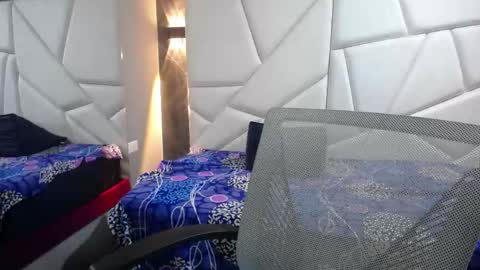 Violet online show from April 18, 2026, 7:58 pm