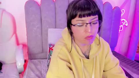 Snapshot of violet_bennett_ chatting on March 4, 2025, 9:54 pm Violet online show from March 4, 2025, 9:54 pm