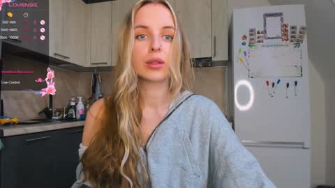 Violet online show from February 5, 2025, 1:33 pm