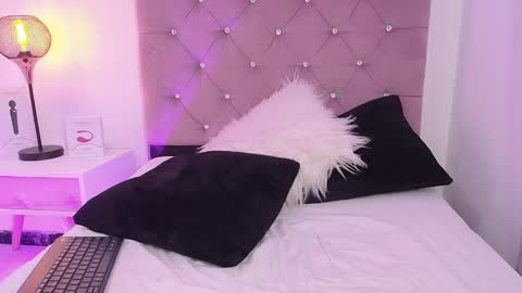 Snapshot of violet_queen2 chatting on February 5, 2025, 5:31 pm Mary online show from February 5, 2025, 5:31 pm