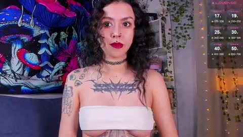 Snapshot of violet_walker7 chatting on May 19, 2026, 4:41 am Violet online show from May 19, 2026, 4:41 am