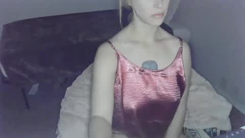 violet_winter97 online show from December 13, 2024, 2:54 am