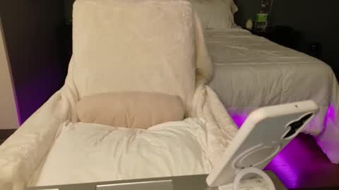 violet_winter97 online show from April 19, 2026, 5:23 pm