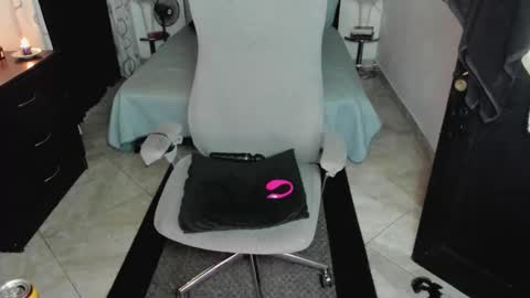 Snapshot of violetacrow chatting on March 31, 2026, 2:35 am Violeta online show from March 31, 2026, 2:35 am