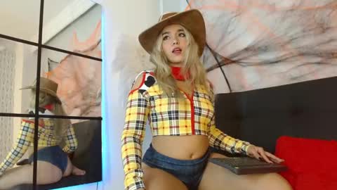 Snapshot of violetarainn chatting on October 31, 2025, 12:17 pm Violeta online show from October 31, 2025, 12:17 pm