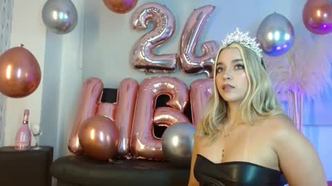 Snapshot of violetarainn chatting on December 2, 2025, 4:35 pm Violeta online show from December 2, 2025, 4:35 pm